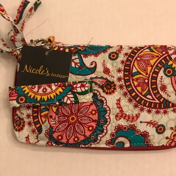 Gorgeous Nicole’s boutique quilted wristlet ❤️ - Picture 3 of 8